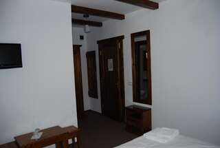 Гостевой дом Cabana Conacul Ursului Cumpăna Двухместный номер с 2 отдельными кроватями-4
